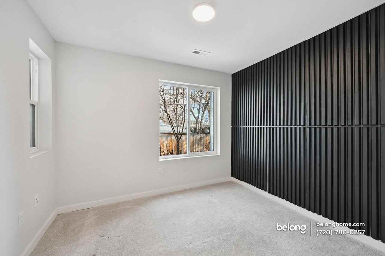 1070 Balsam St - Photo 2 of 21
