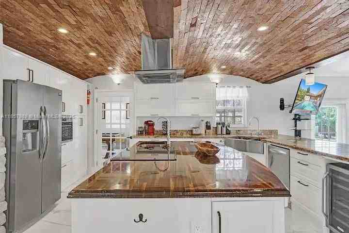 247 Sw 5th St - Photo 3 of 6