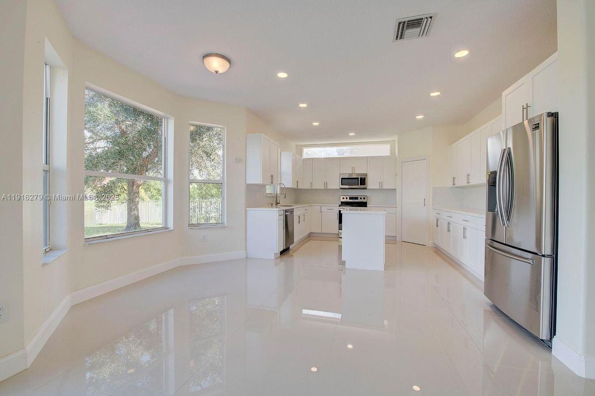 15711 Southwest 53rd Court - Photo 6 of 8