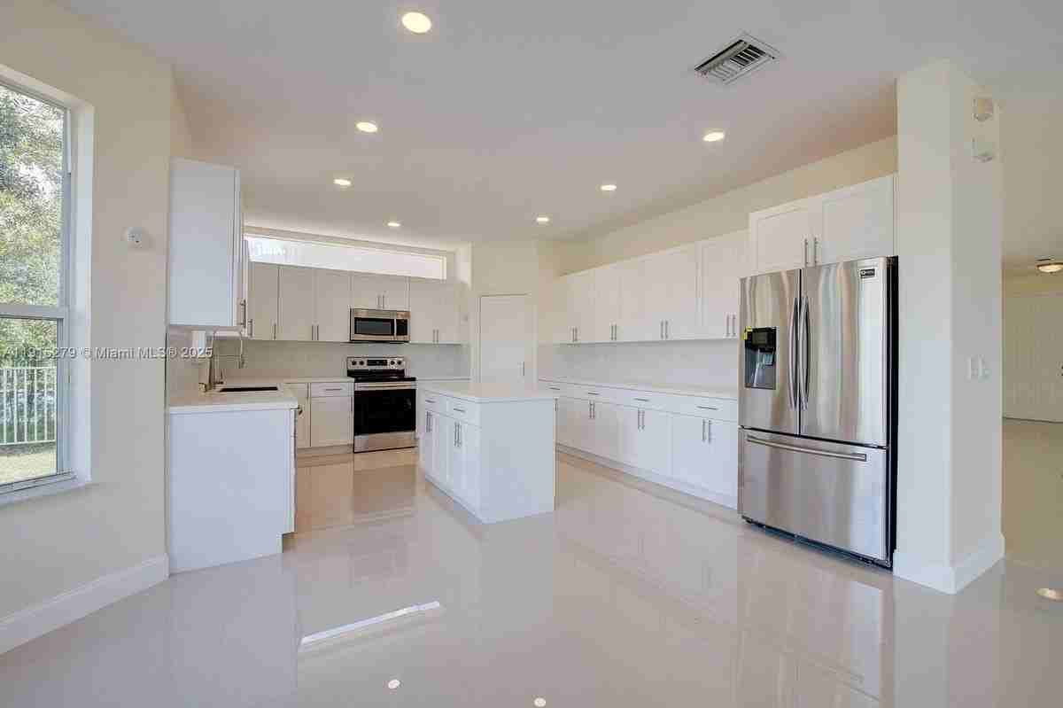 15711 Southwest 53rd Court - Photo 7 of 8