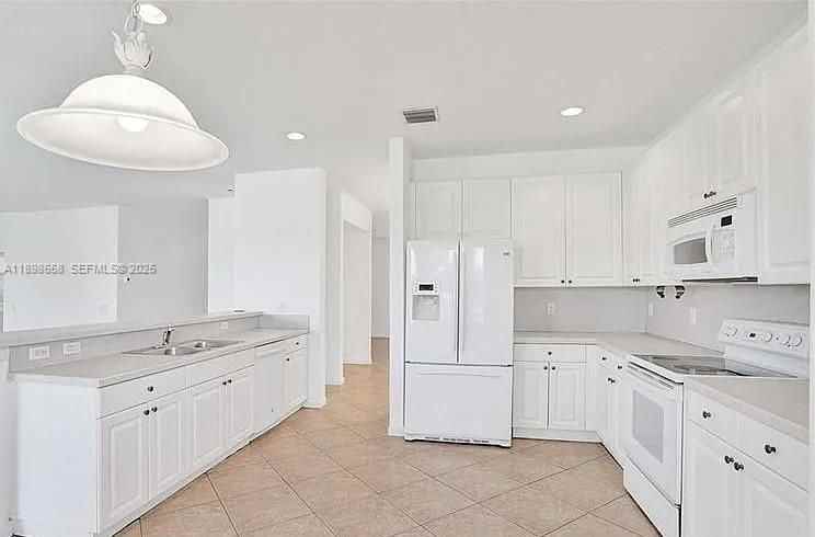 1042 Sunflower Cir - Photo 3 of 7