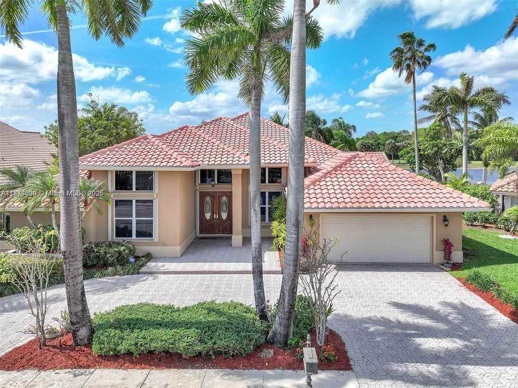 620 Laurel Lane West - Photo 2 of 10