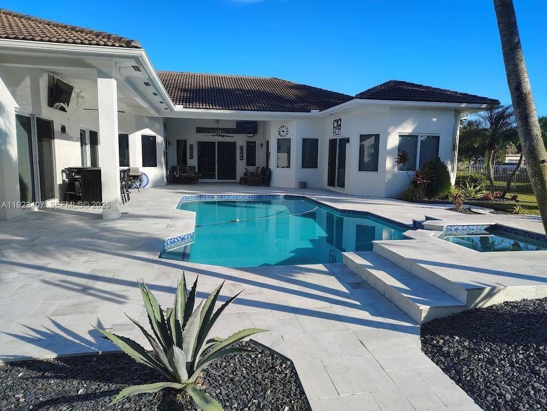 15802 Southwest 15th Street - Photo 4 of 7