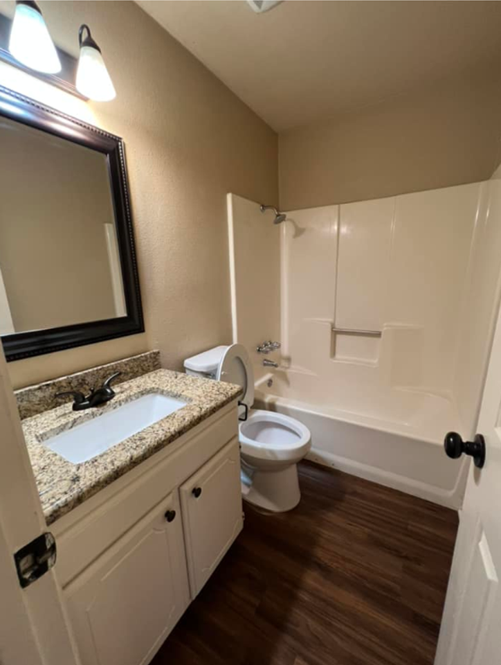 Azalea Court Duplexes - Photo 6 of 8