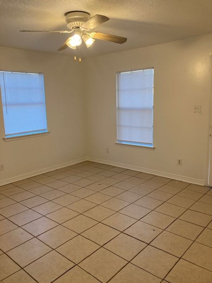 12225 Prudie Circle - Photo 4 of 13