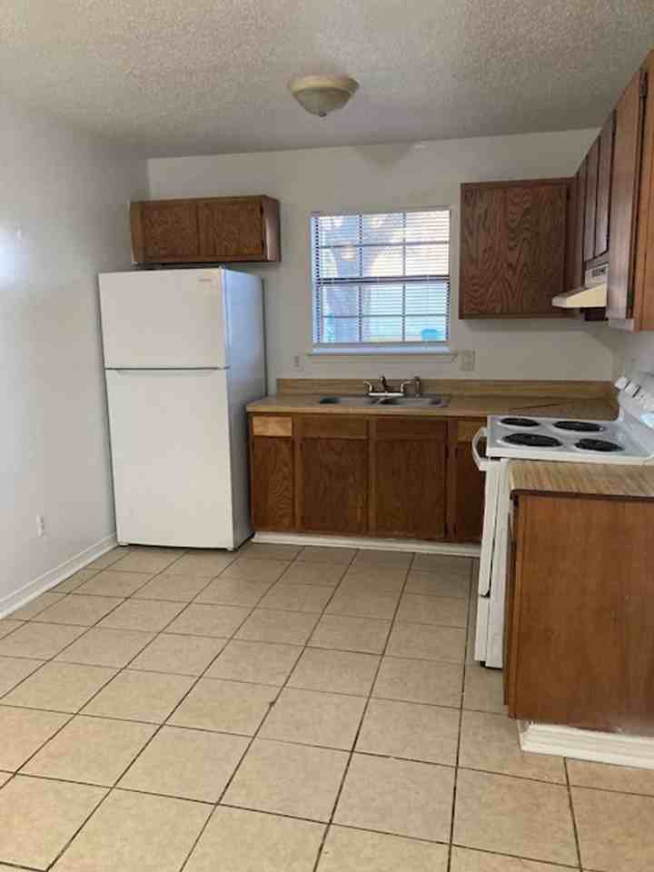 12225 Prudie Circle - Photo 7 of 13