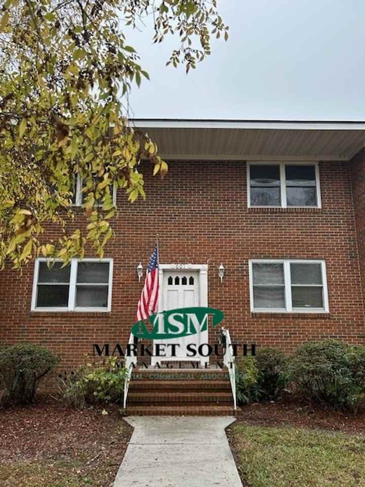 601 E 53rd St #4 - Photo 3 of 16