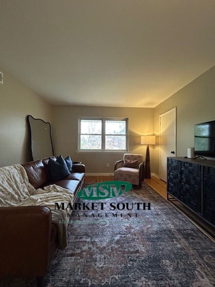 601 E 53rd St #4 - Photo 4 of 16