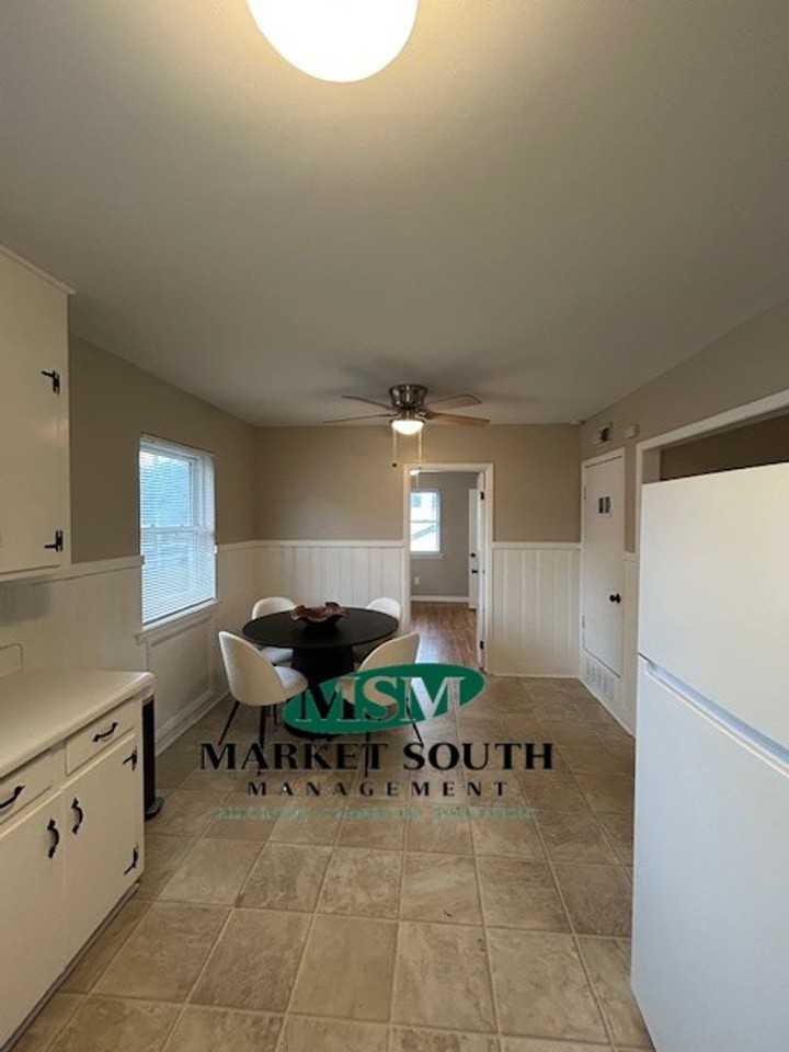 601 E 53rd St #4 - Photo 6 of 16