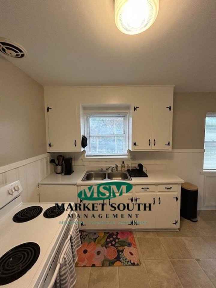 601 E 53rd St #4 - Photo 7 of 16