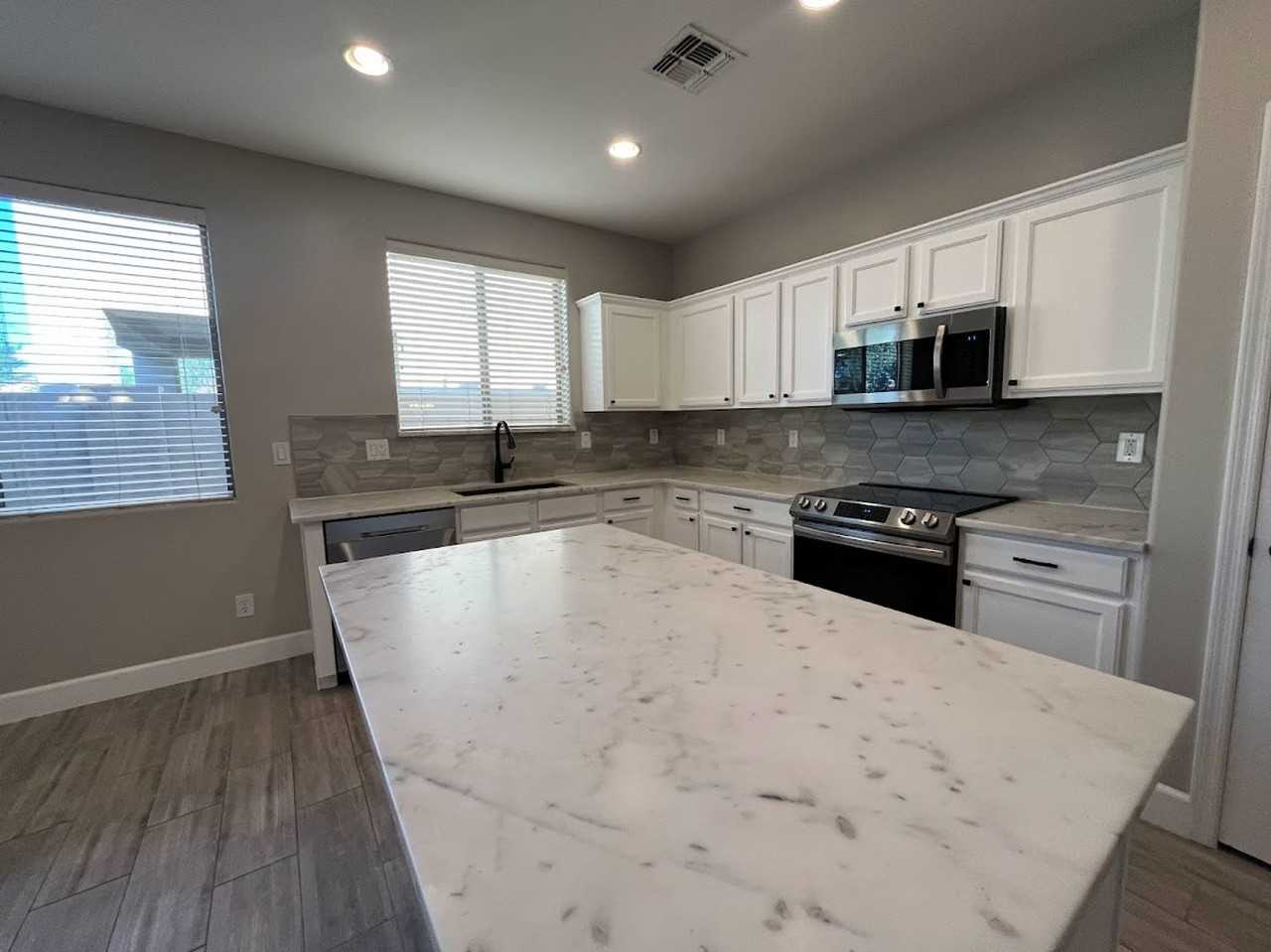 2244 W Oyer Ln - Photo 2 of 41