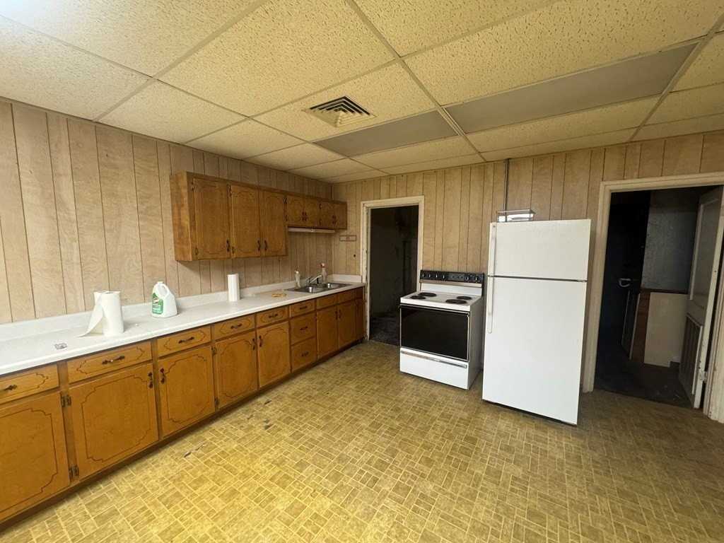 107 West Burdeshaw Street - Photo 3 of 7