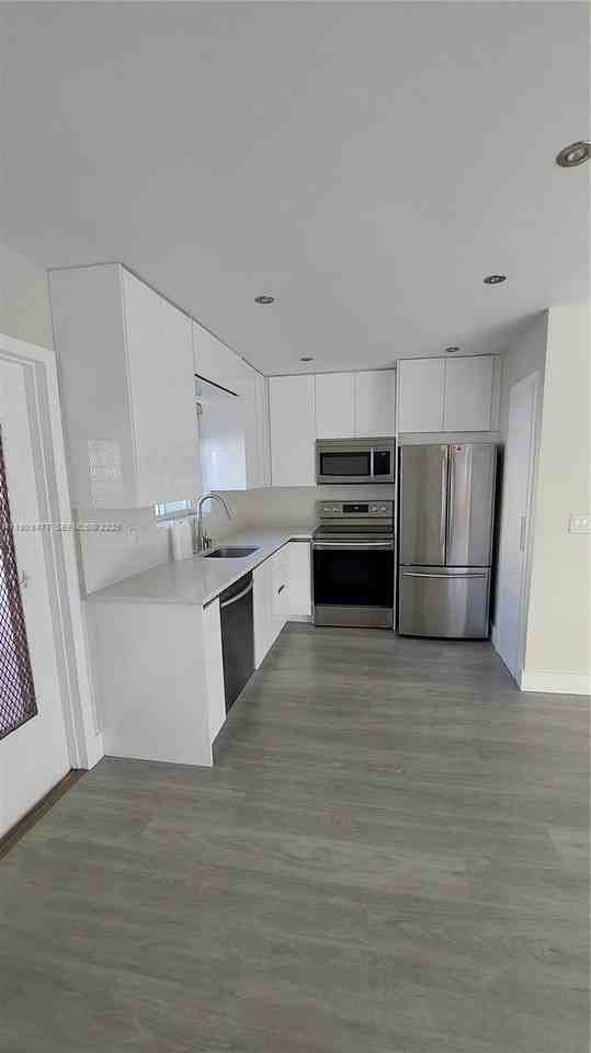 2312 2312 W Van Buren St #1 - Photo 4 of 22