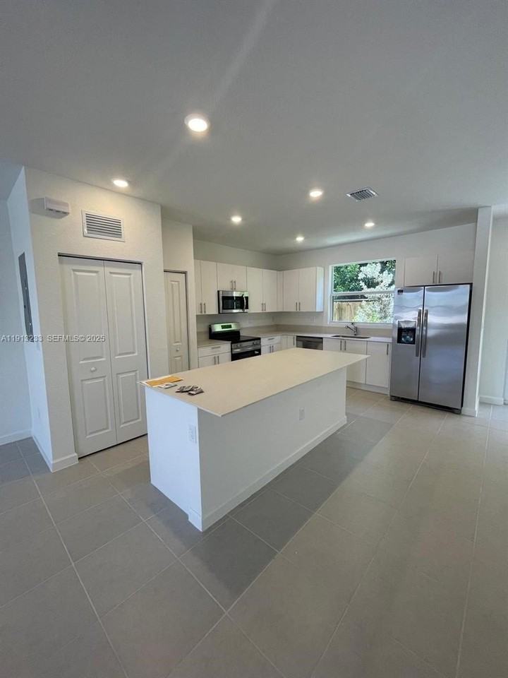 1066 Southwest 2nd Street #1066 - Photo 4 of 31