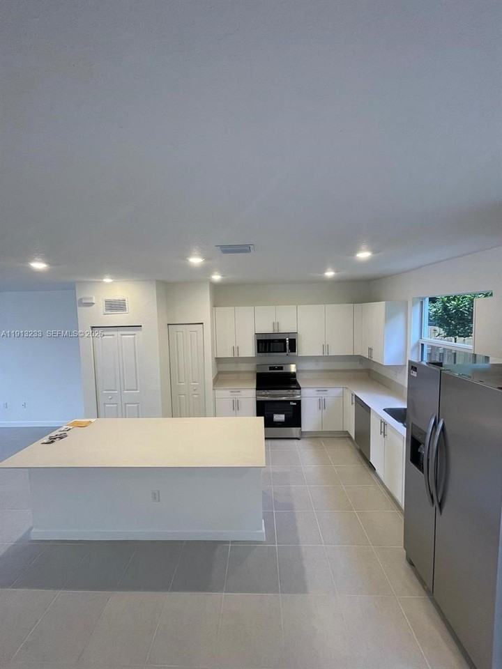 1066 Southwest 2nd Street #1066 - Photo 5 of 31