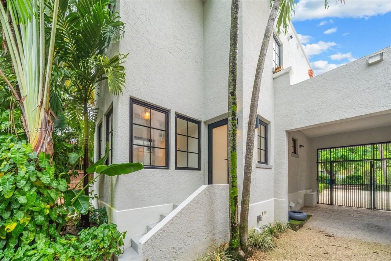 151 Ne 43rd St - Photo 3 of 50