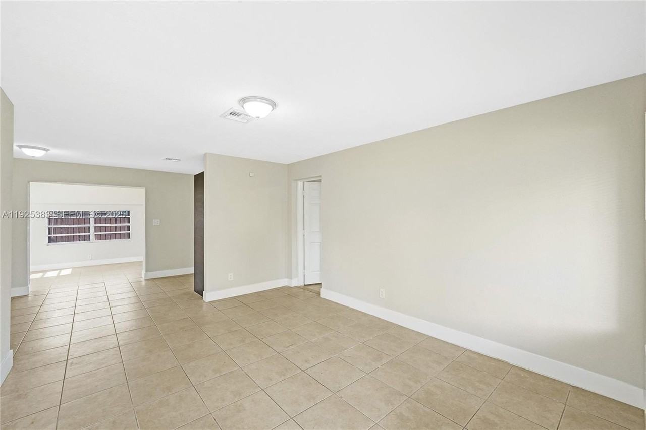 1777 Nw 34th Ave - Photo 5 of 50