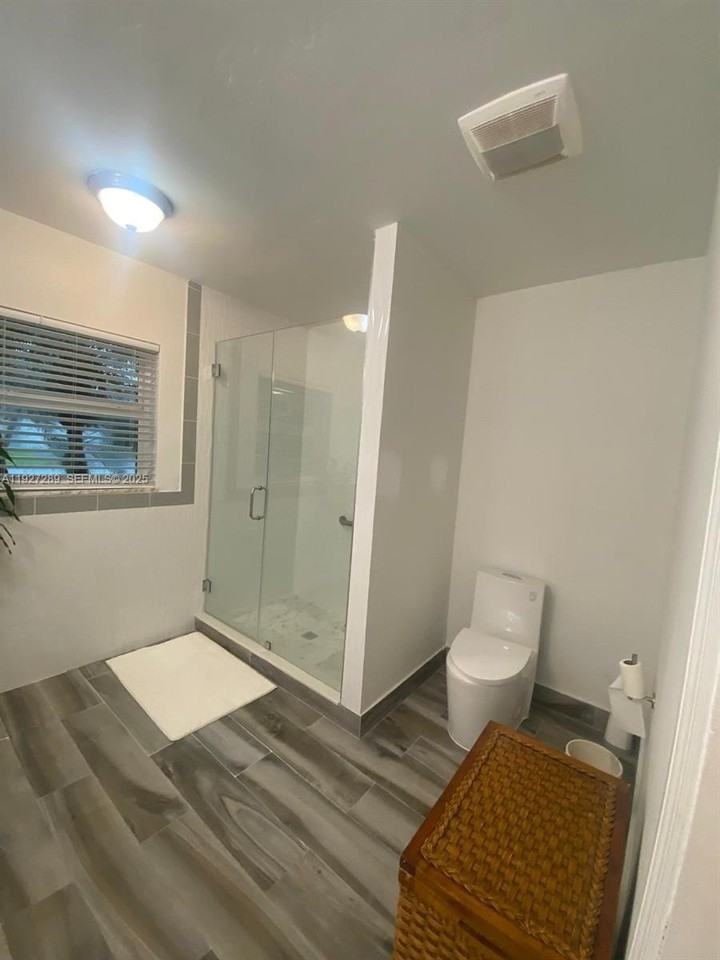 1641 Nw 9th St - Photo 4 of 11