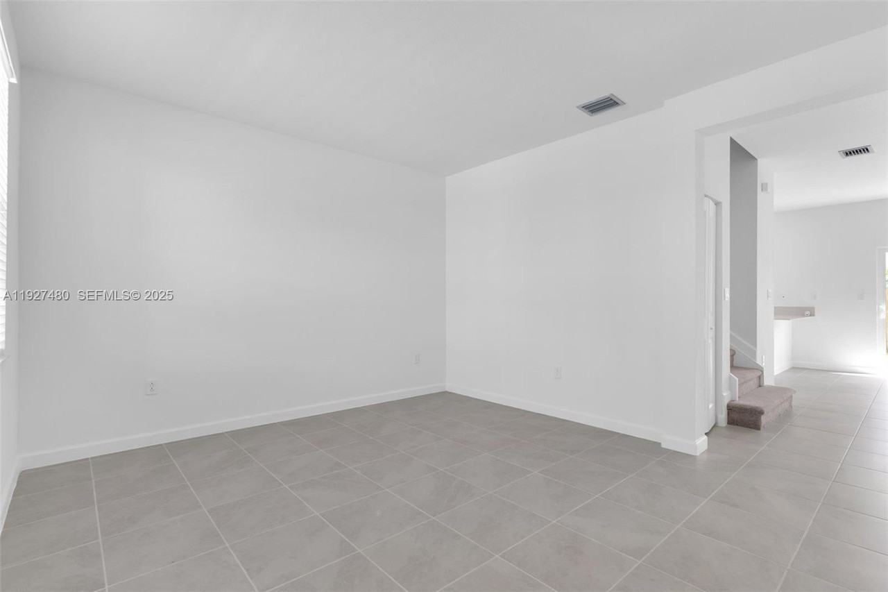 Southeast 28th Street - Photo 7 of 44