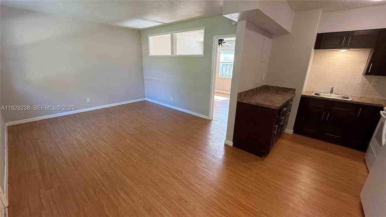 1310 Northeast 14th Avenue #2 - Photo 4 of 13