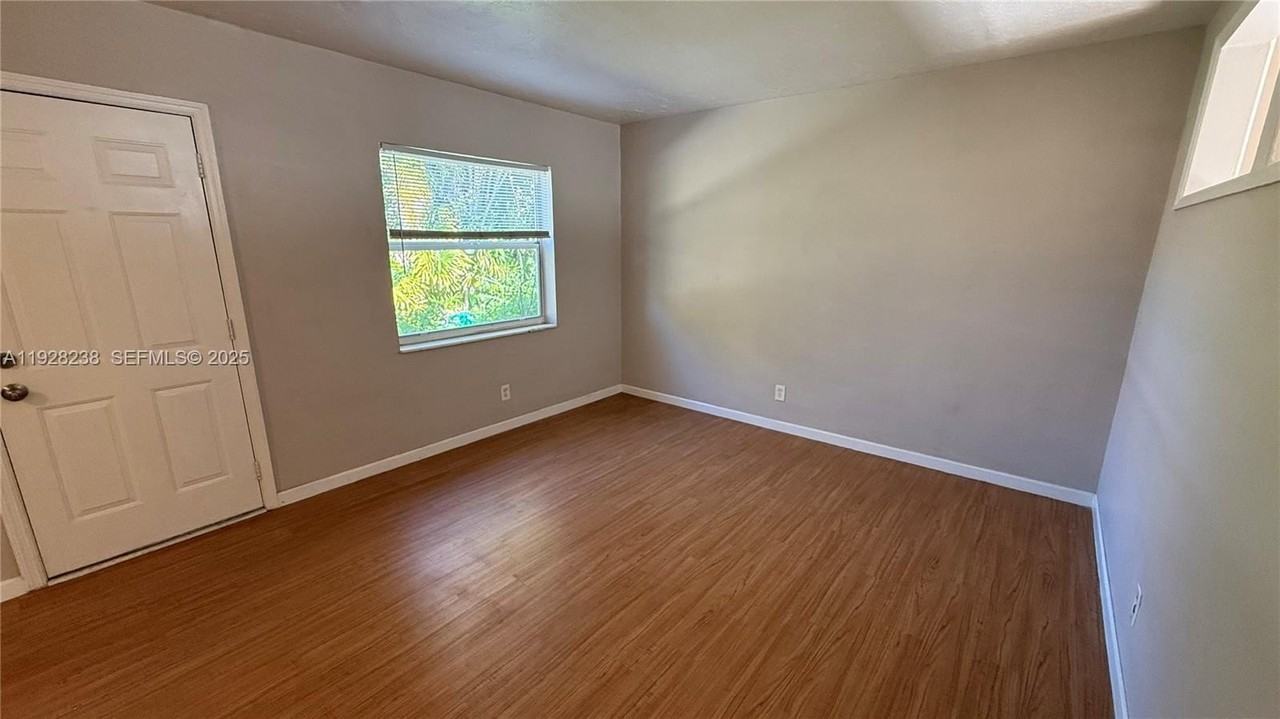 1310 Northeast 14th Avenue #2 - Photo 7 of 13