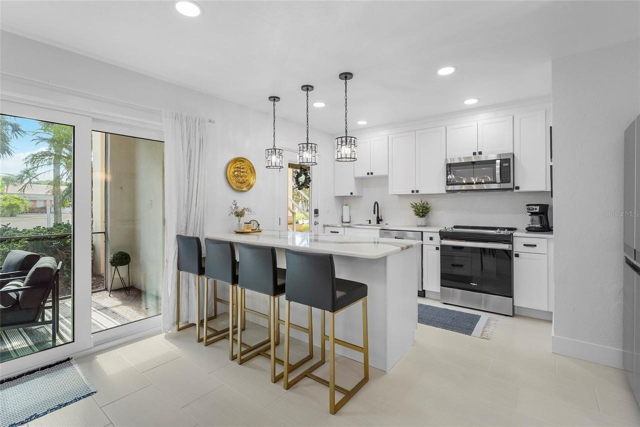 137 Avenida Messina #2 - Photo 4 of 50