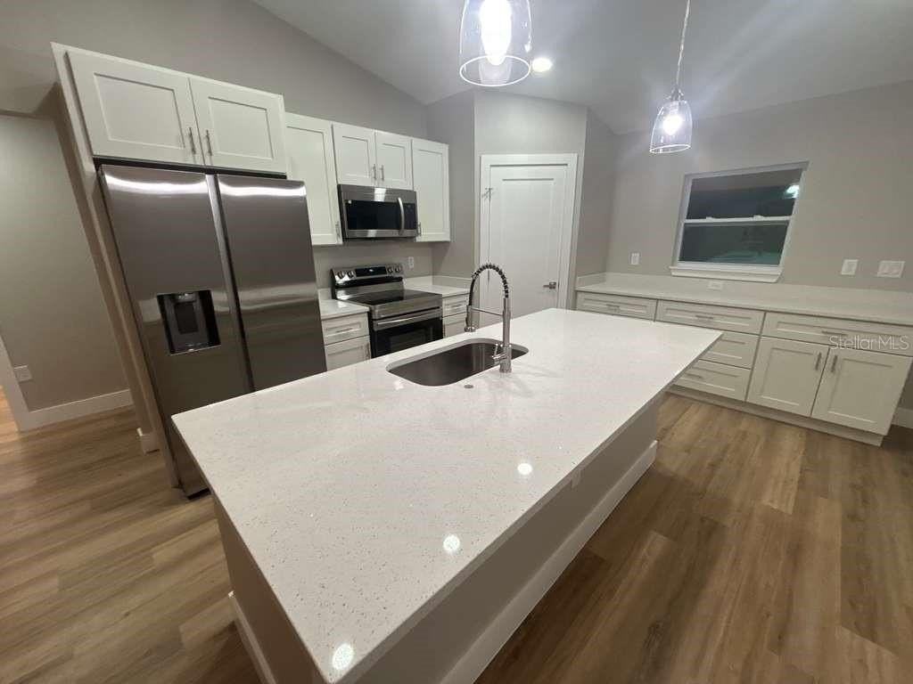 1884 W Quaker Ln - Photo 7 of 38