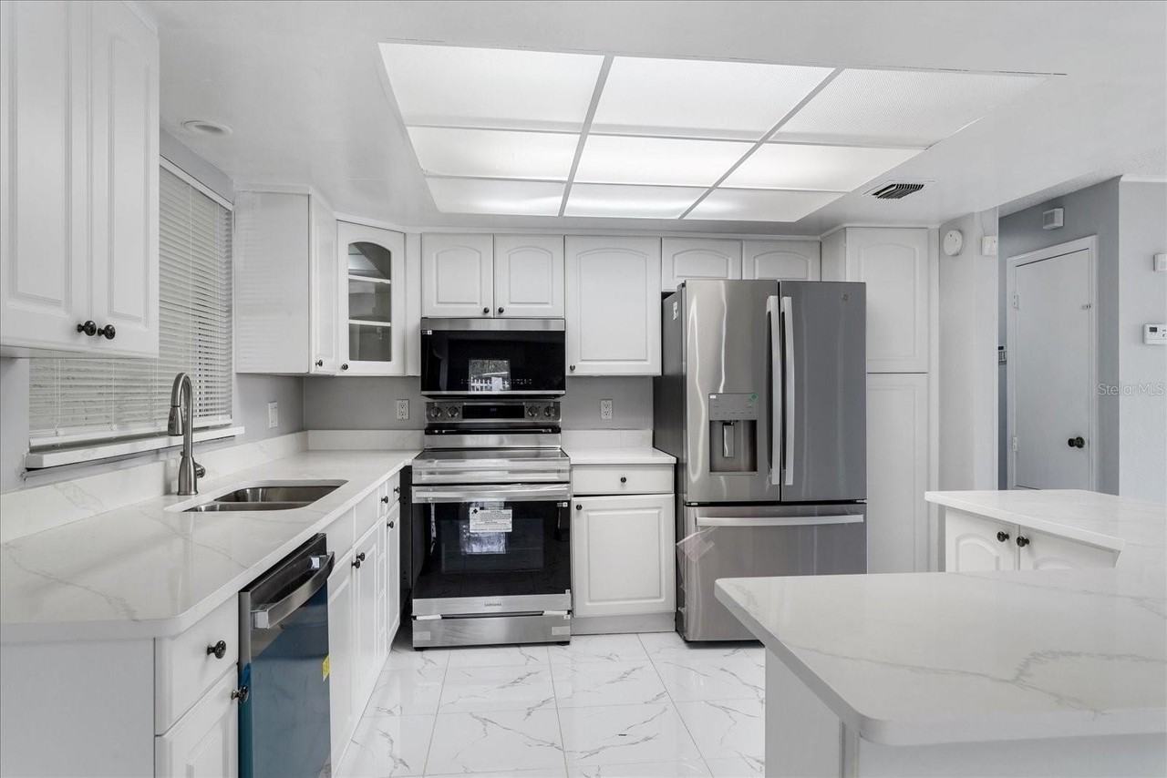 8609 Sunny Hollow Ln - Photo 3 of 15