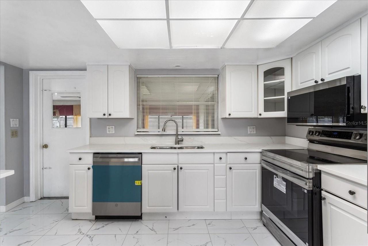 8609 Sunny Hollow Ln - Photo 4 of 15