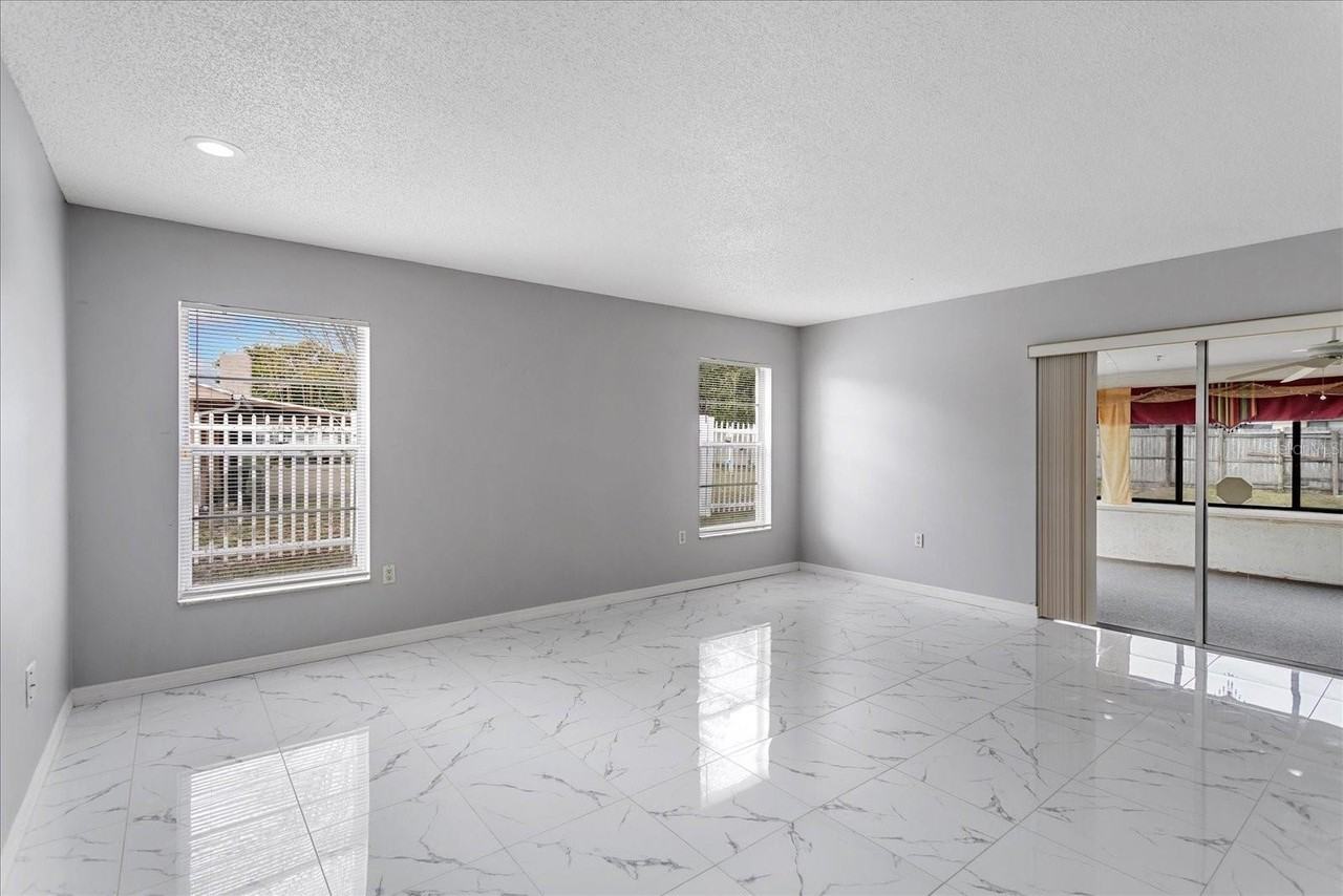 8609 Sunny Hollow Ln - Photo 5 of 15