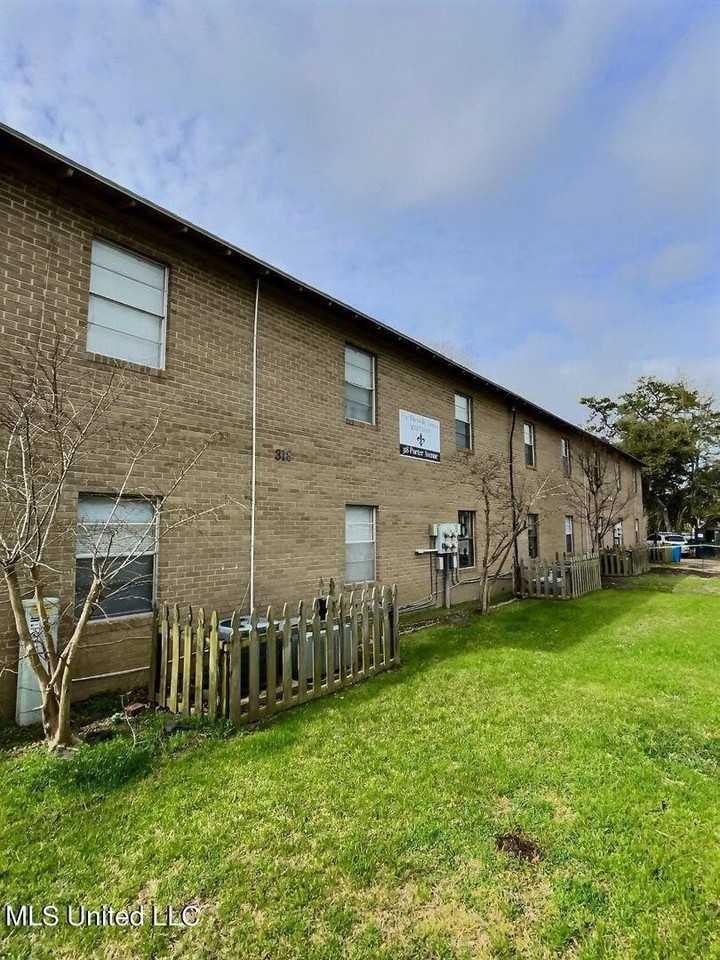 318 Porter Ave Apt 203 - Photo 2 of 11