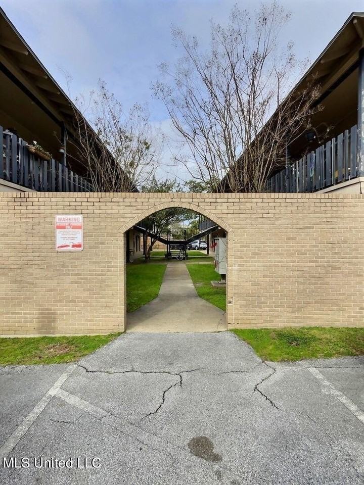 318 Porter Ave Apt 203 - Photo 3 of 11