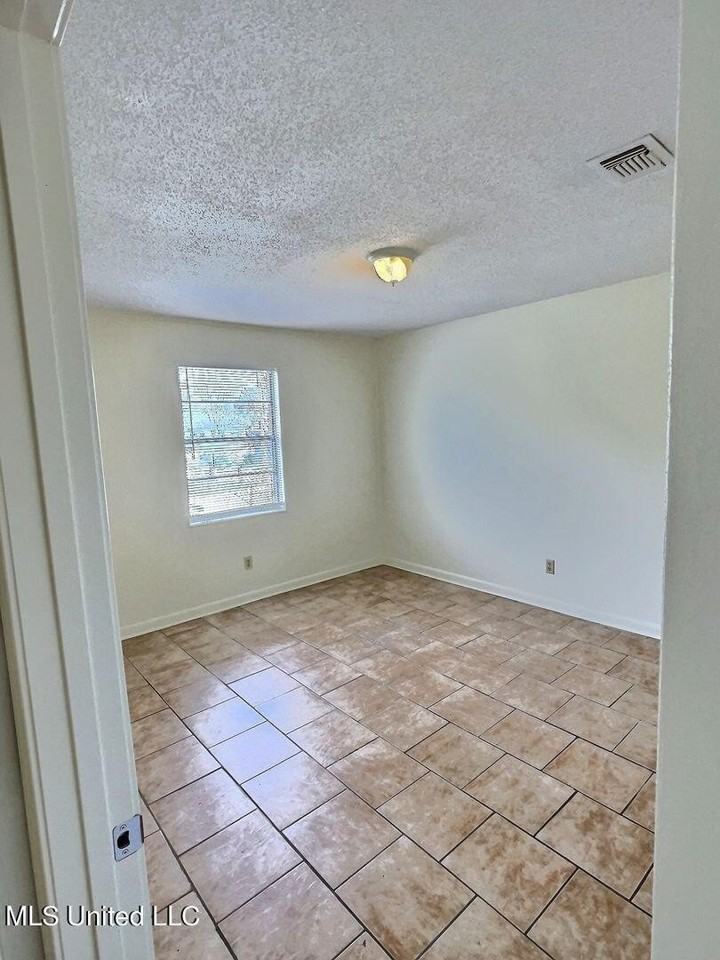 318 Porter Ave Apt 203 - Photo 5 of 11