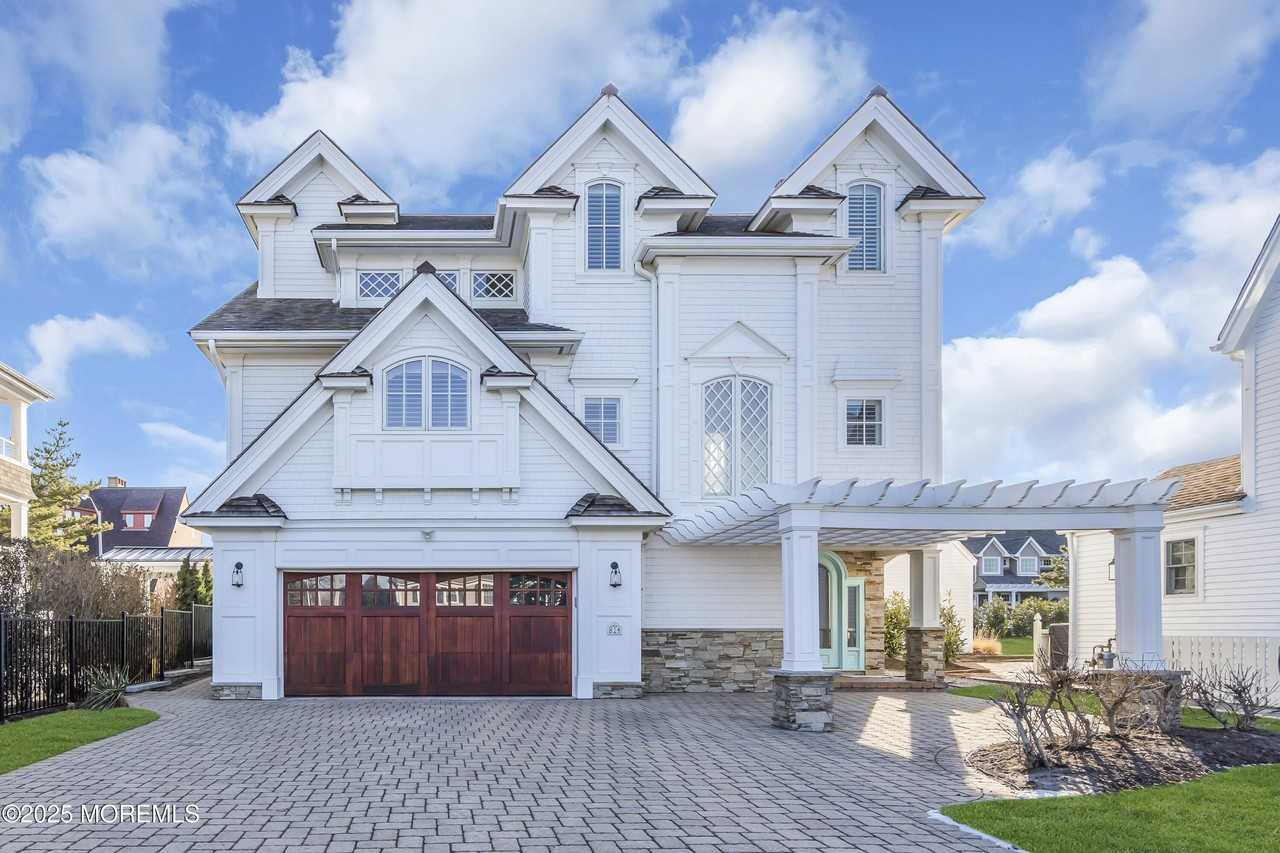 814 1st Ave - Photo 2 of 32