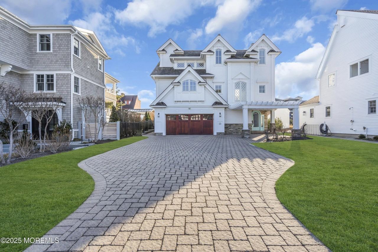 814 1st Ave - Photo 3 of 32