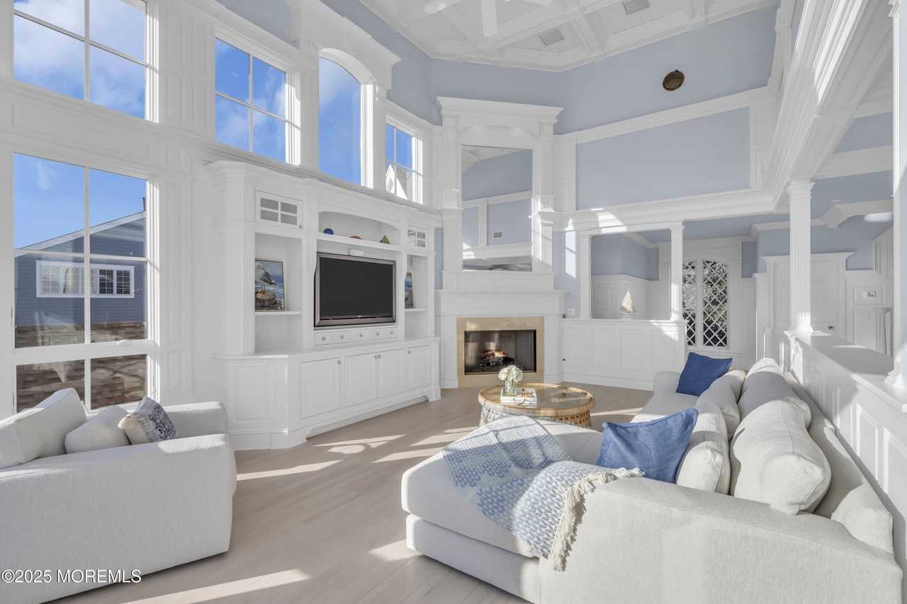 814 1st Ave - Photo 4 of 32