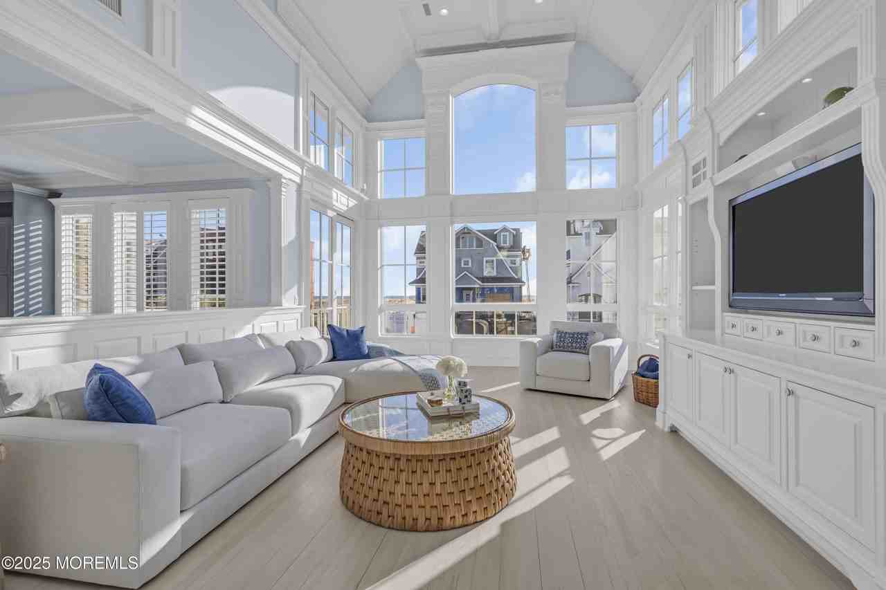 814 1st Ave - Photo 5 of 32