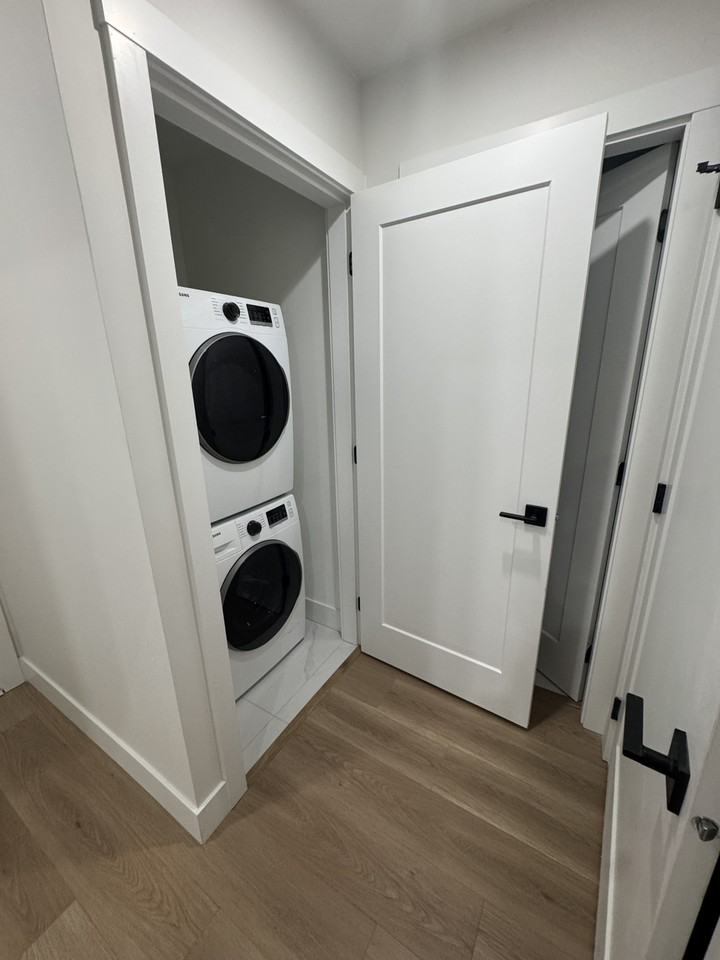 163 175A St - Photo 5 of 17