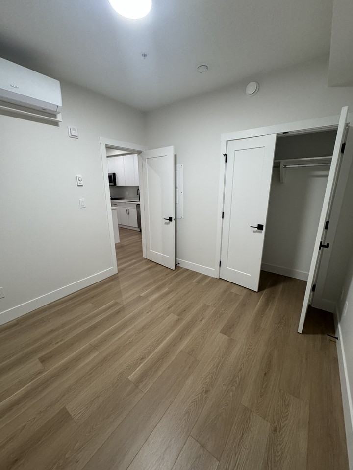 163 175A St - Photo 2 of 17