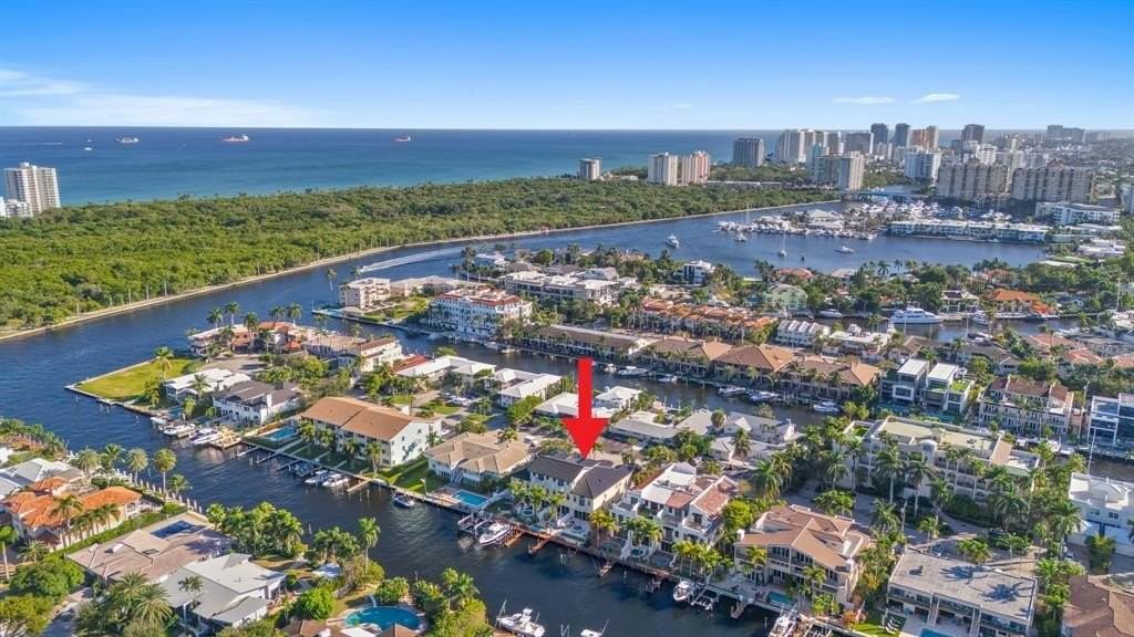 2739 Ne 15th St - Photo 3 of 43