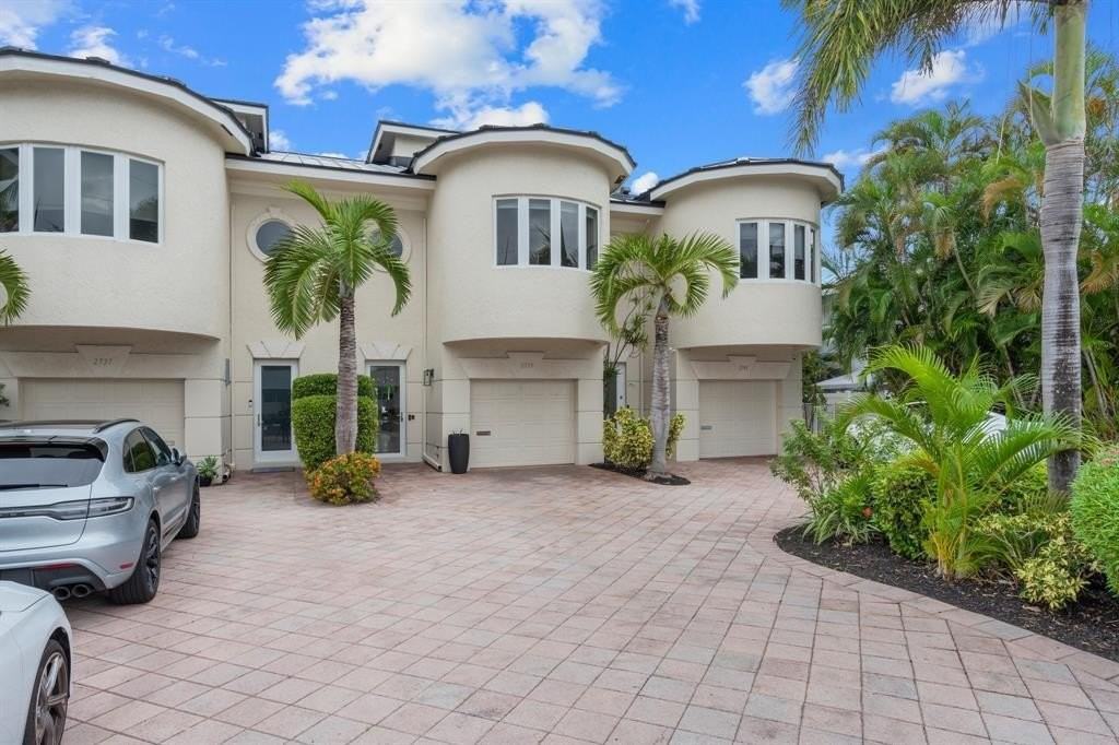 2739 Ne 15th St - Photo 6 of 43