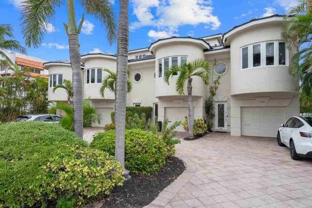 2739 Ne 15th St - Photo 7 of 43