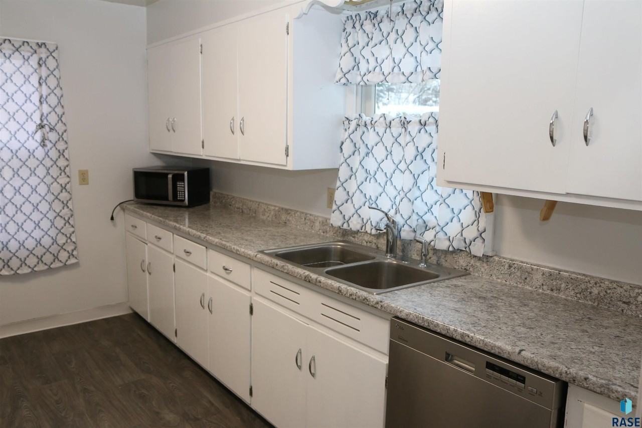 1905 S Western Ave - Photo 6 of 20