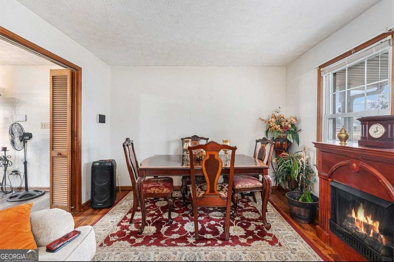 1913 Amberwood Court - Photo 3 of 25