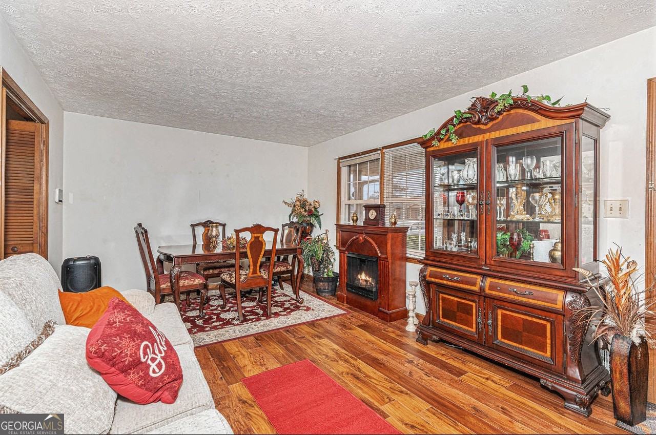 1913 Amberwood Court - Photo 4 of 25