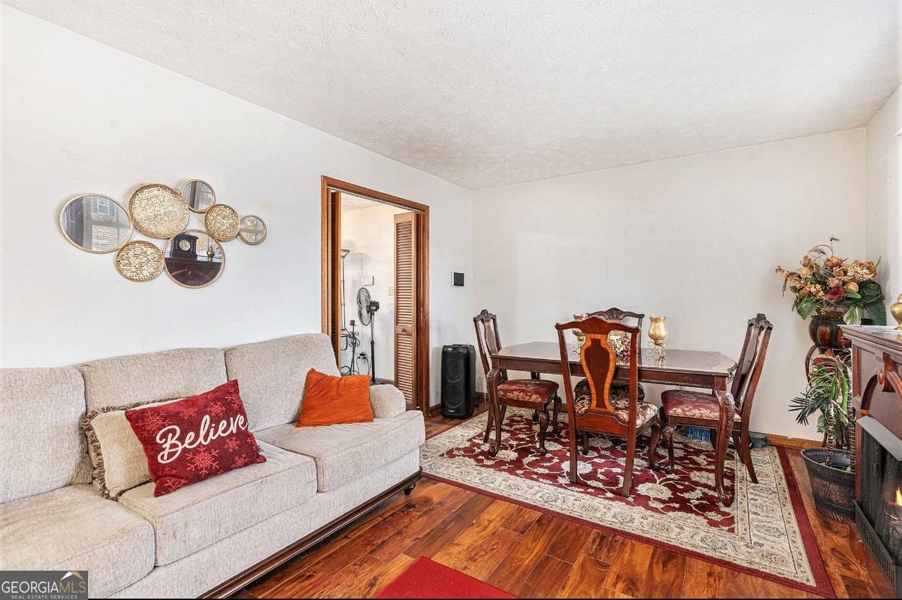 1913 Amberwood Court - Photo 5 of 25