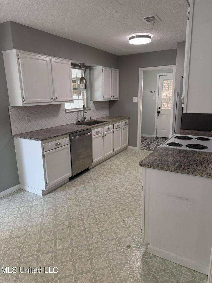 10735 Plummer Circle - Photo 5 of 14