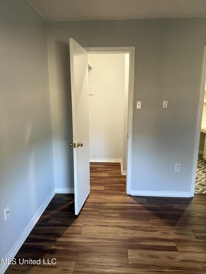 10735 Plummer Circle - Photo 7 of 14