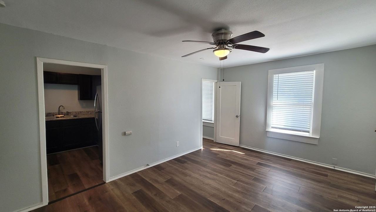 3101 N Elmendorf St #2