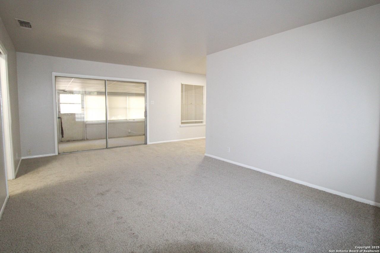 1031 Fabulous Dr - Photo 4 of 34